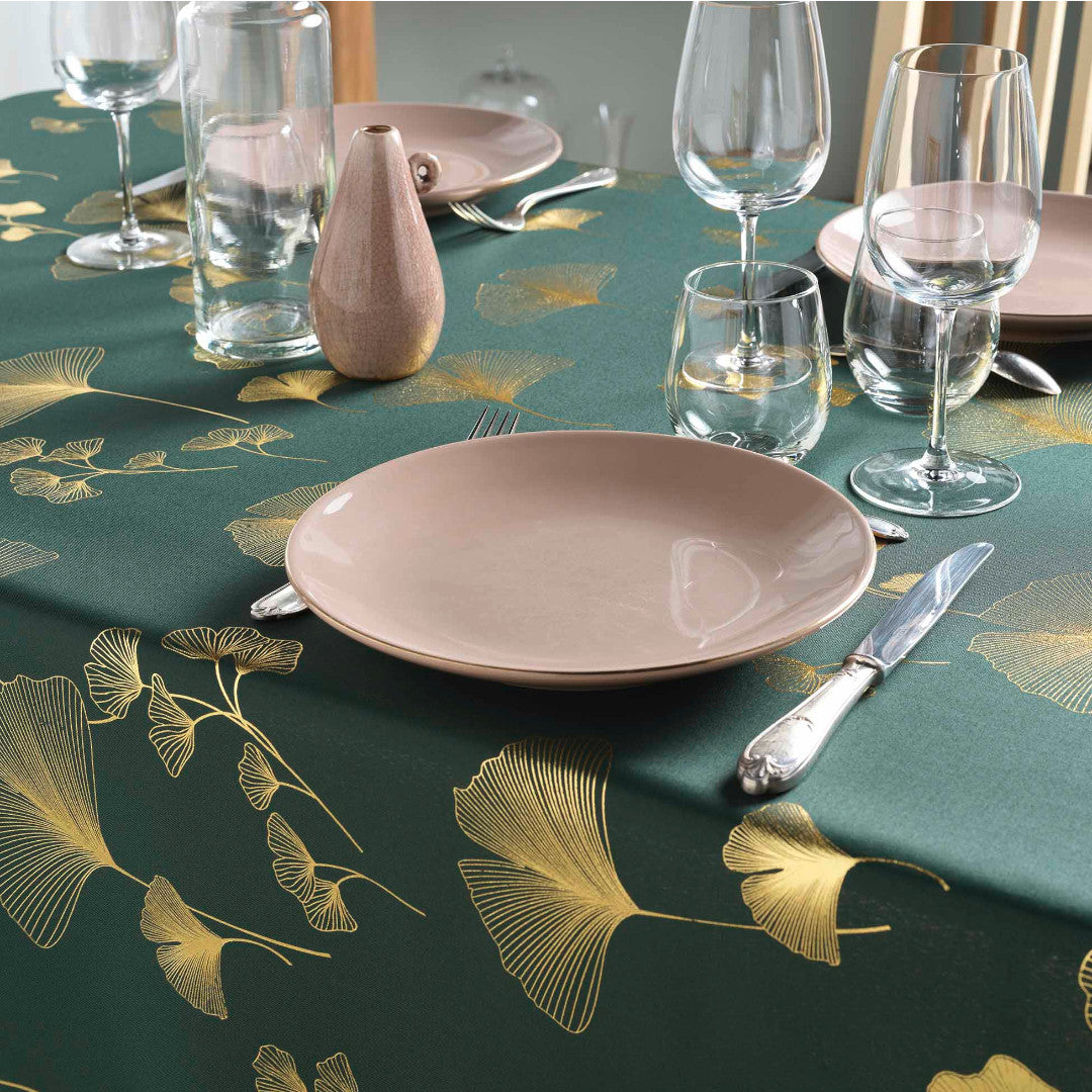 Bloomy Metallic Print - Grön/Guld - Julbordsduk med fläckskydd, 150 x 240 cm
