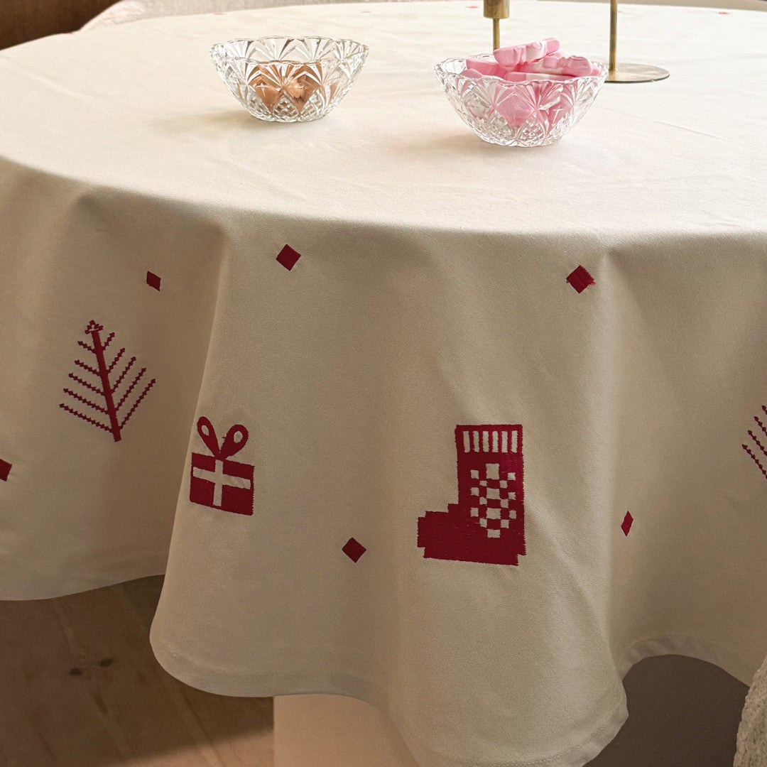 Julia Röd - Broderad julduk/julgransmatta Ø 140 cm, närbild