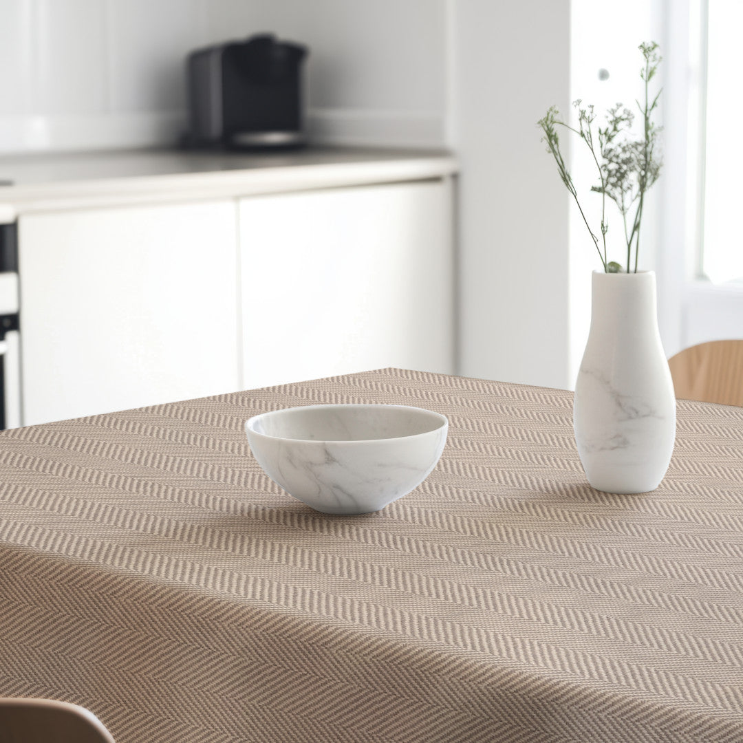 Nagore Beige – textilvaxduk med klassiskt fiskbensmönster