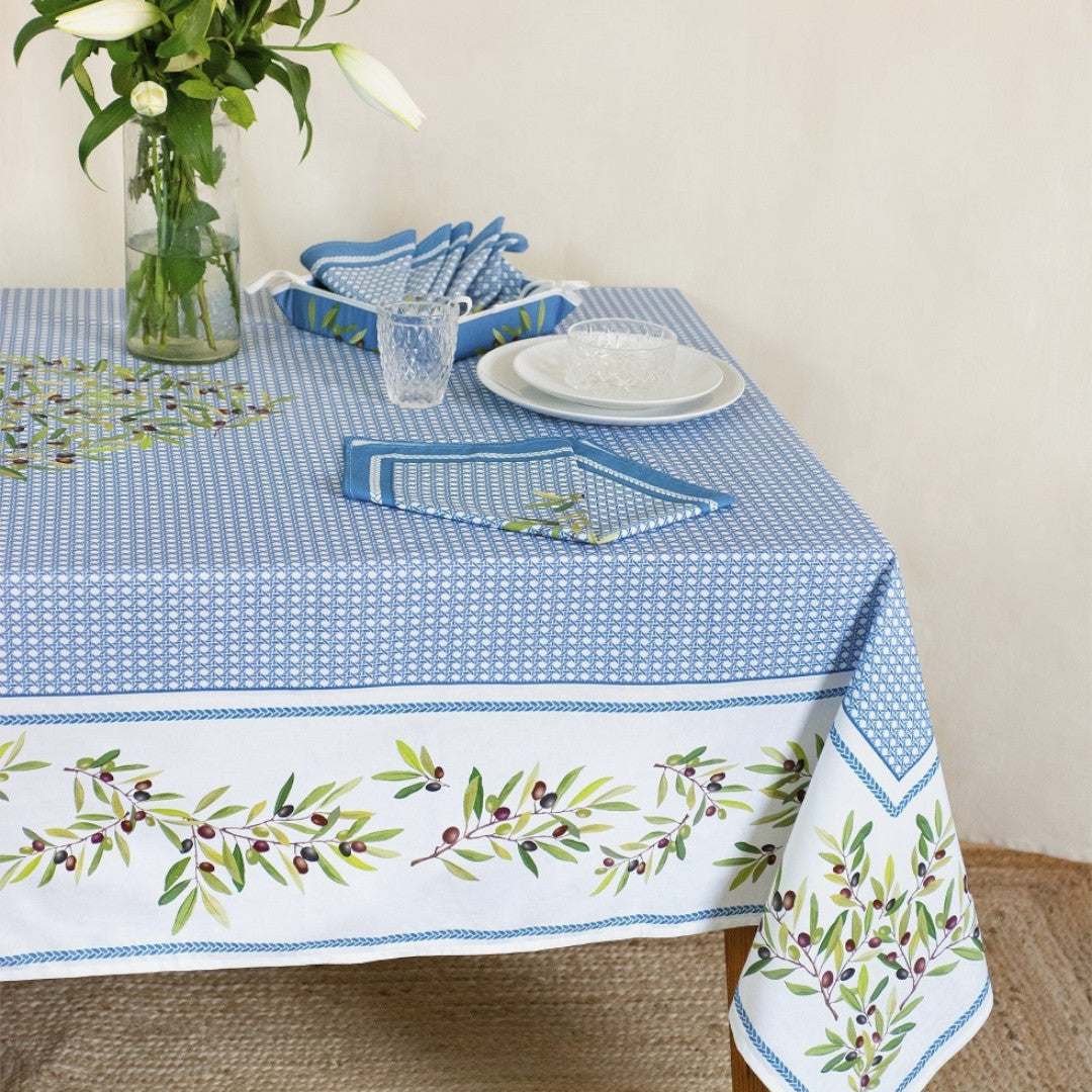 Nyons Blå – Rektangulär akrylbelagd provenceduk 150 x 250 cm, miljöbild
