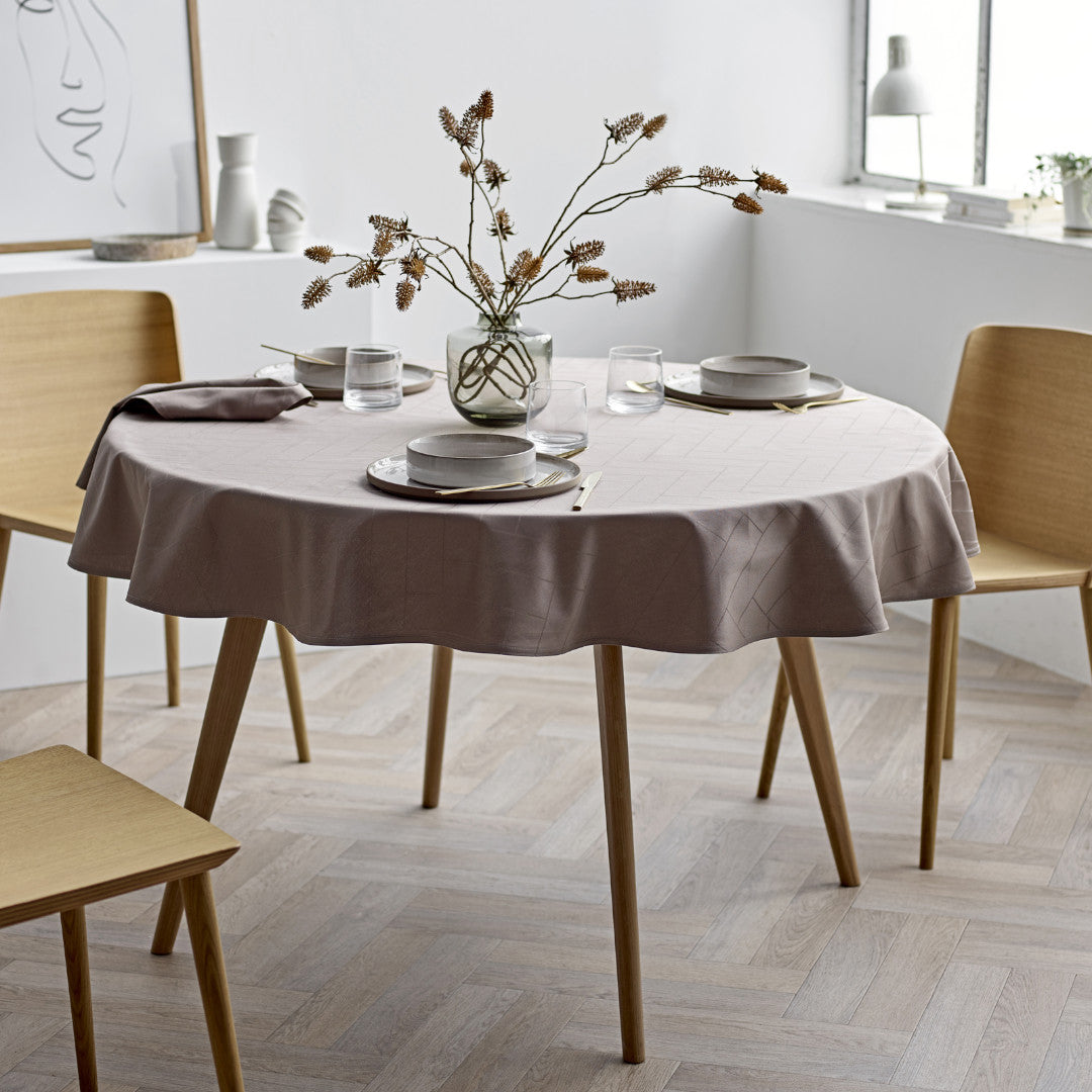Södahl Tiles Rund Damastduk Ø 180 cm - Taupe, miljö