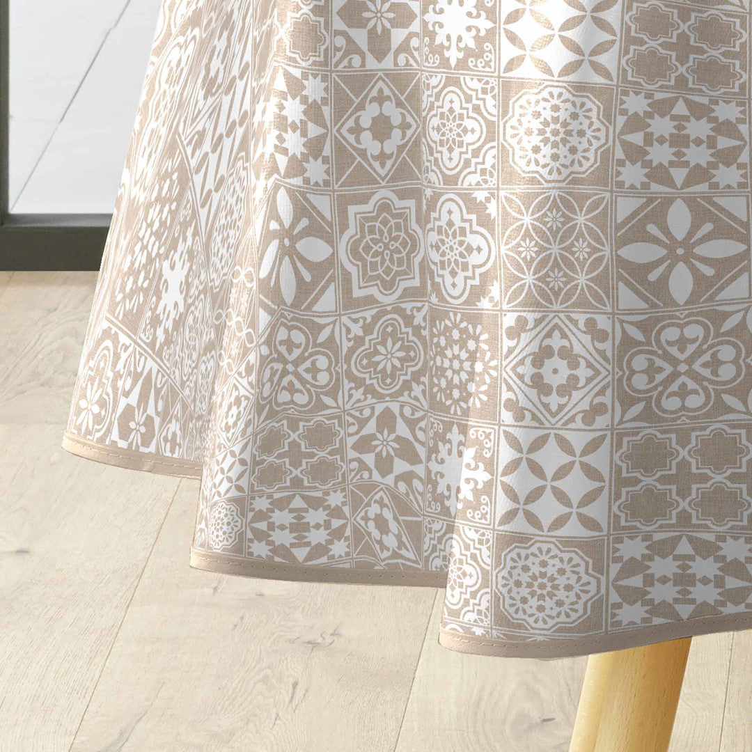 Textilia Carella – Rund vaxduk med klassiskt kakelmönster i beige, Ø 155 cm