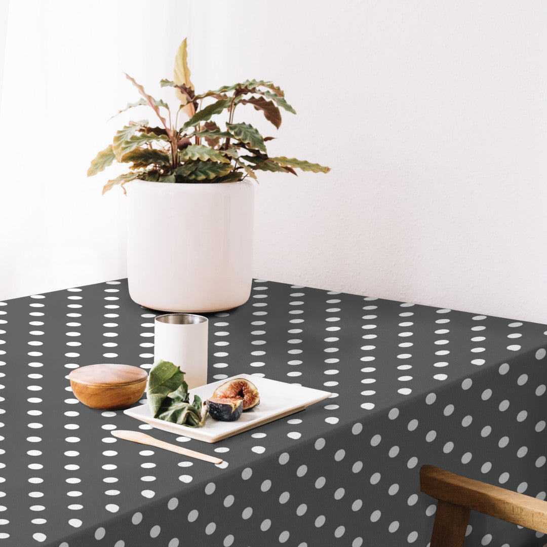 Top Dots Grey – Mörkgrå vaxduk med vita prickar, miljöbild