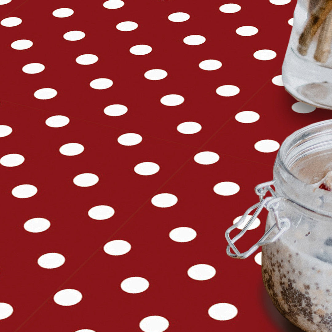Top Dots Red – Mörkröd vaxduk med vita prickar, närbild