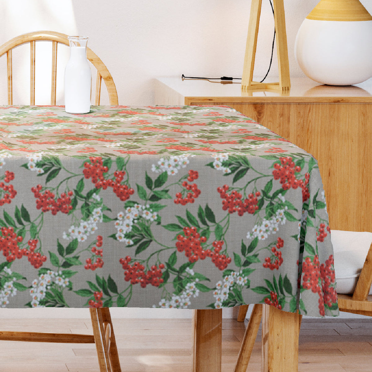 Baies – Textilvaxduk med bär och blommor, 155 cm bred