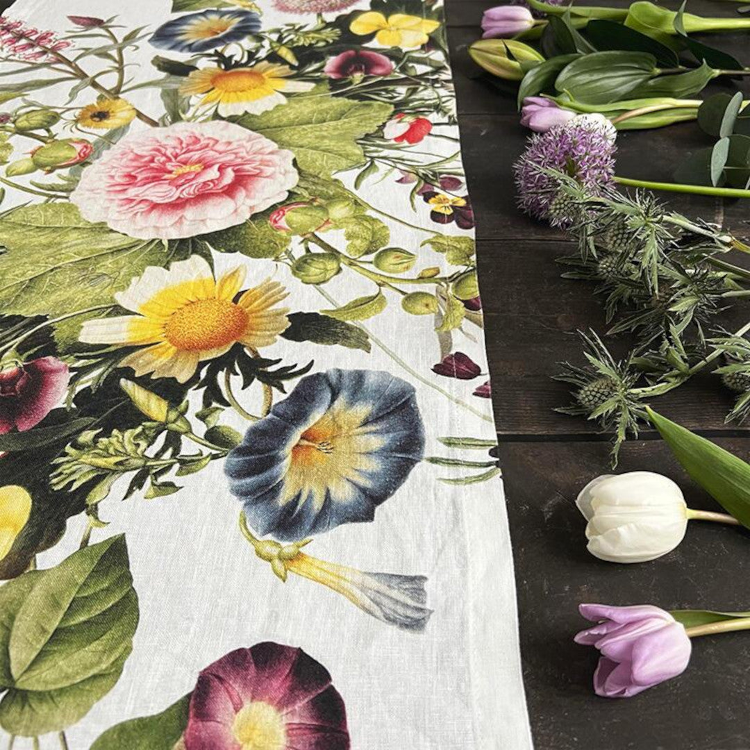 Bordslöpare i linne Flower Garden – Jim Lyngvild, miljöbild 1
