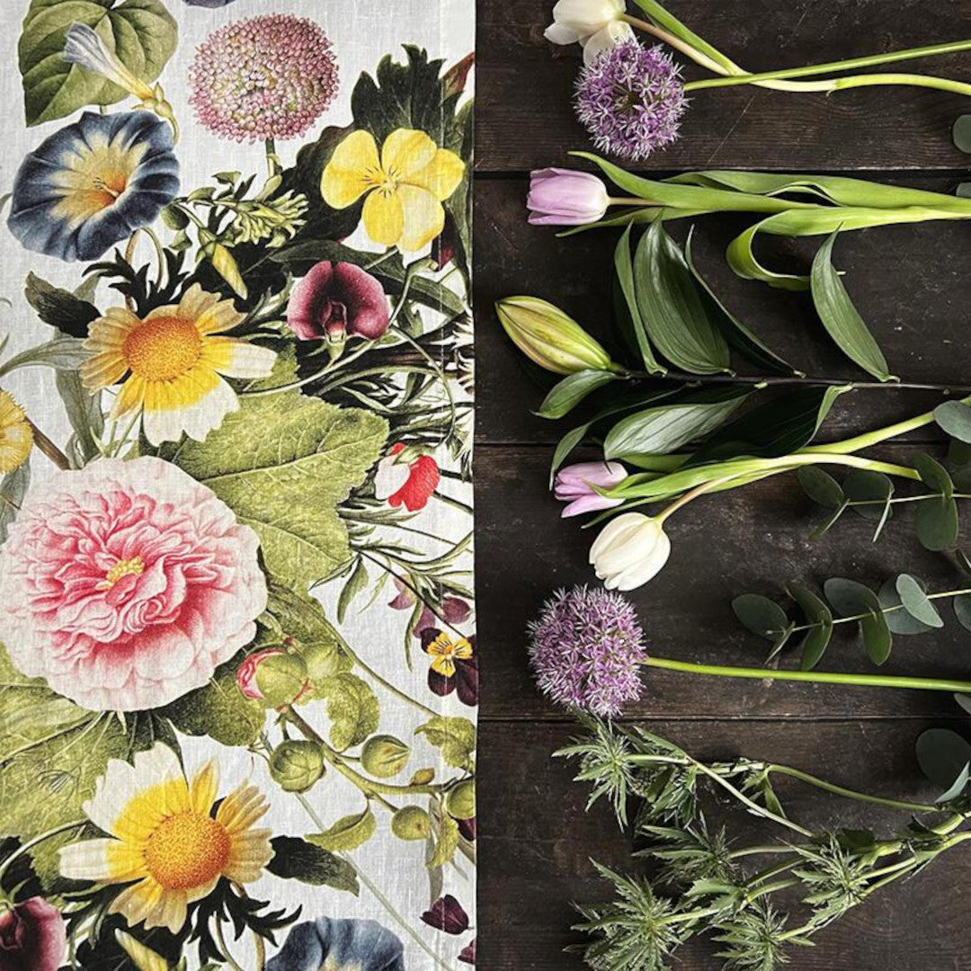 Bordslöpare i linne Flower Garden – Jim Lyngvild, miljöbild
