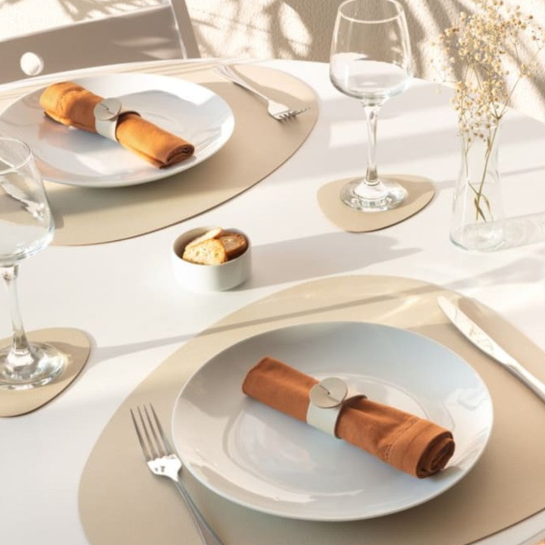 Bordstablett i återvunnet läder – Pebble Linnebeige 46 × 40 cm, miljö