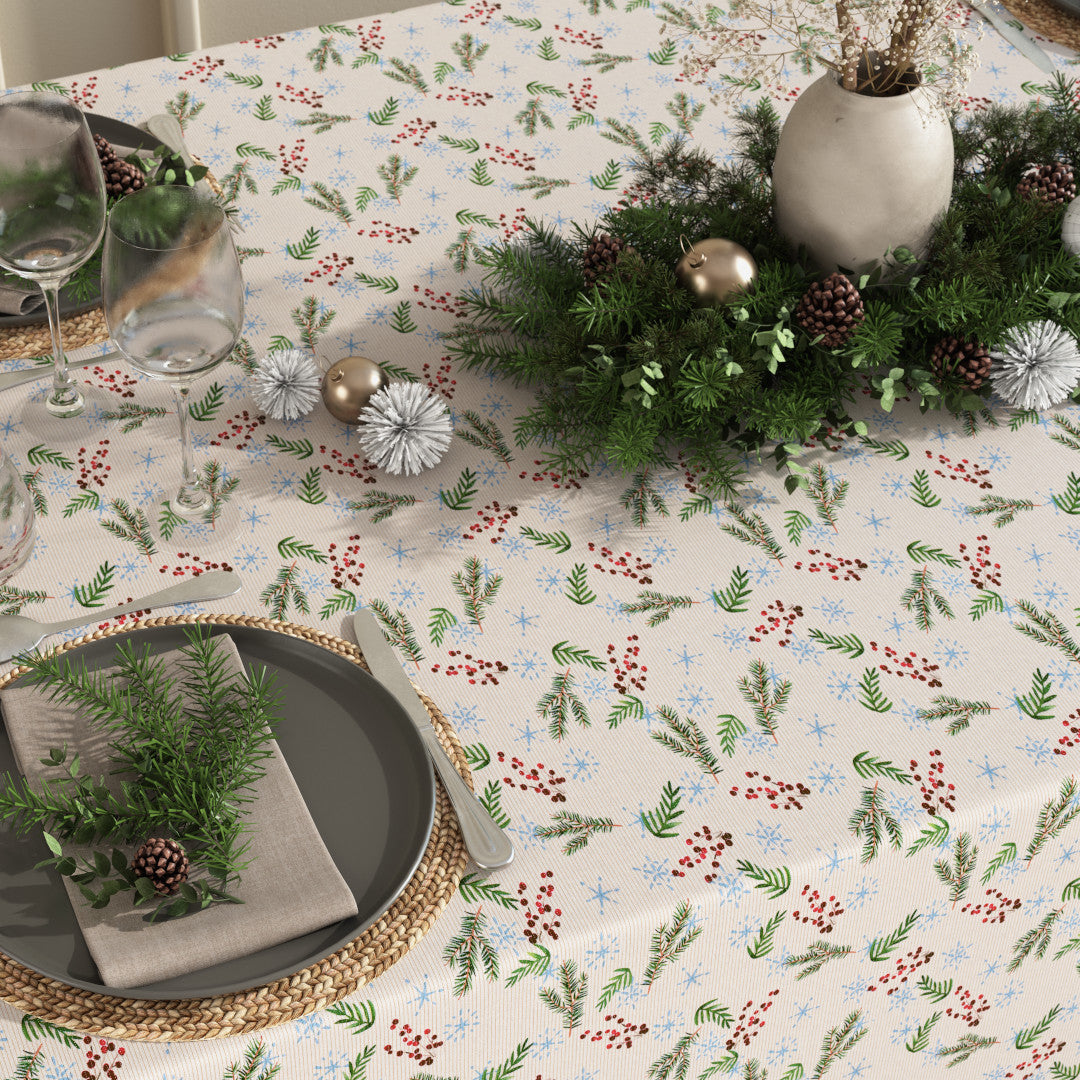 Bordet dukat med Frost og Evergreens - textilduk med jul- och vintermotiv, med lurex och glidskydd