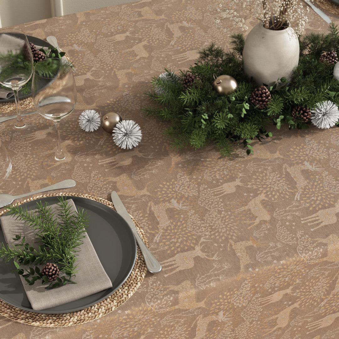 Julduken Golden Reindeers med gyllene renar på en sandfärgad bakgrund