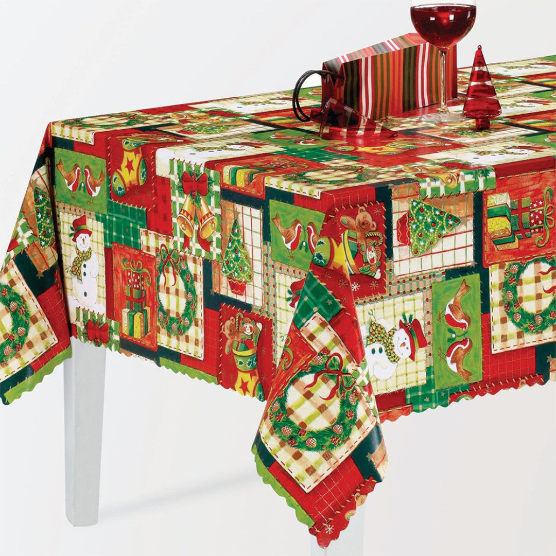 Julvaxduk med patchwork av julpynt i färg på bord