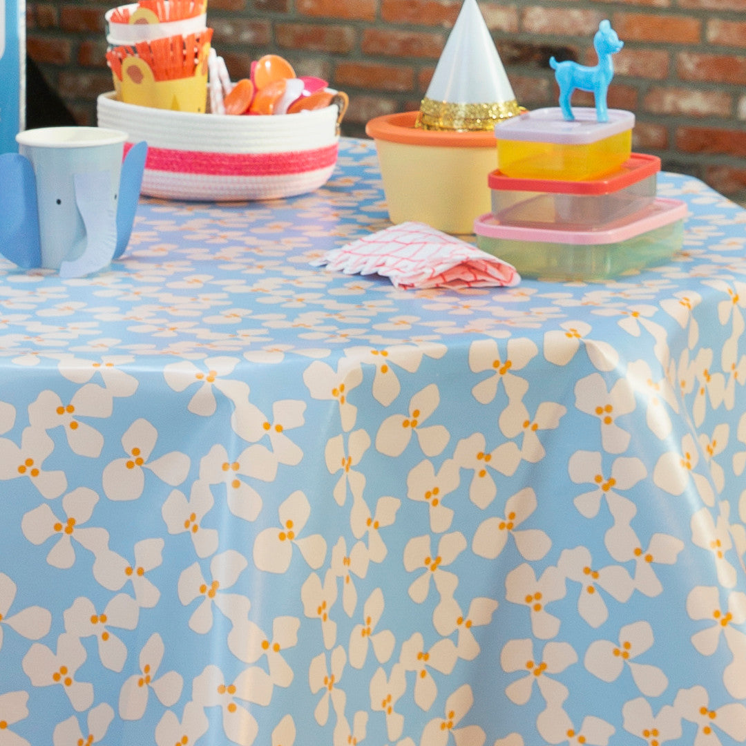 Poppy Baby Blue - rund vaxduk med frisk och lekfull design från Lola