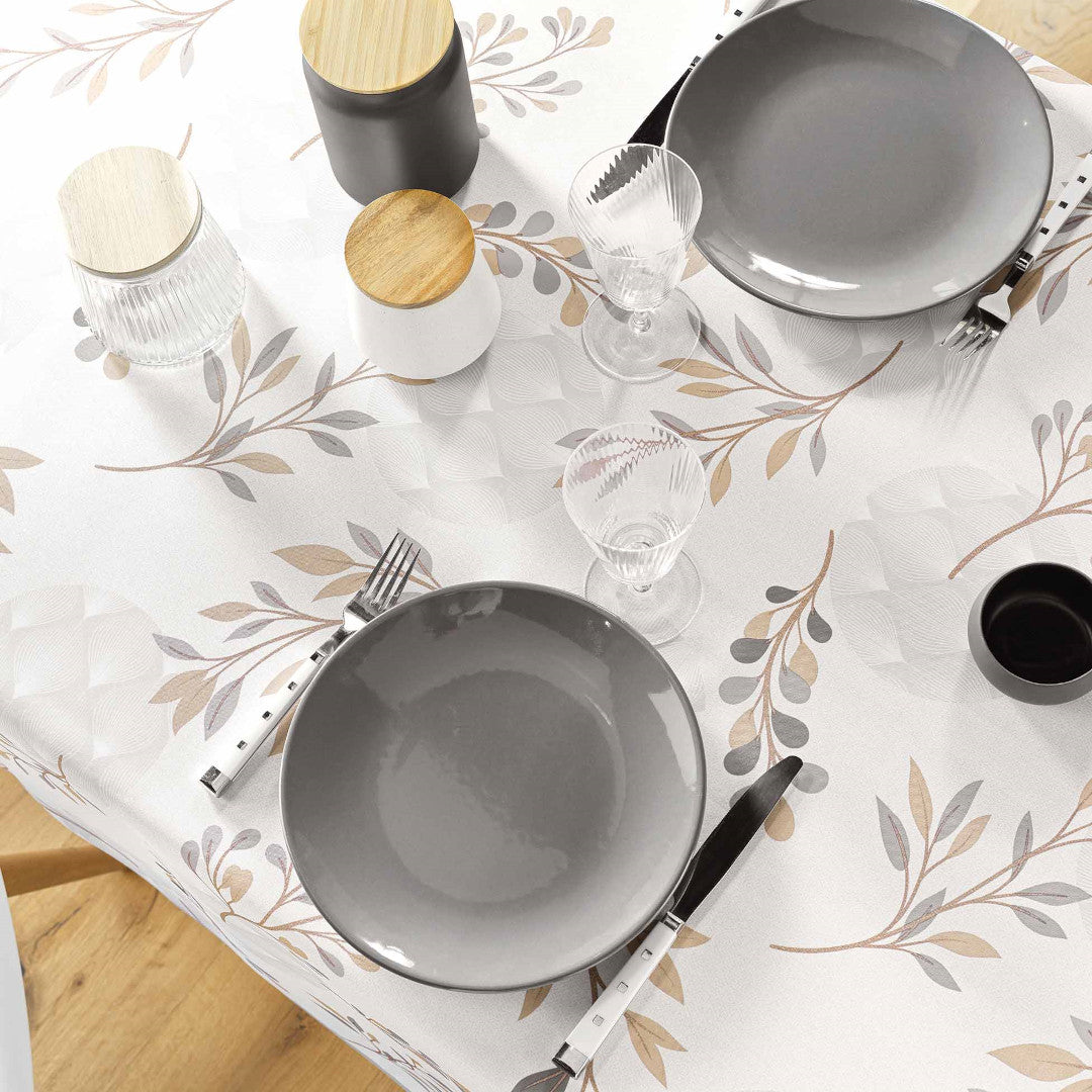 Detaljbild av dukningen med Manola Natural duk, inkluderar tallrikar och glas