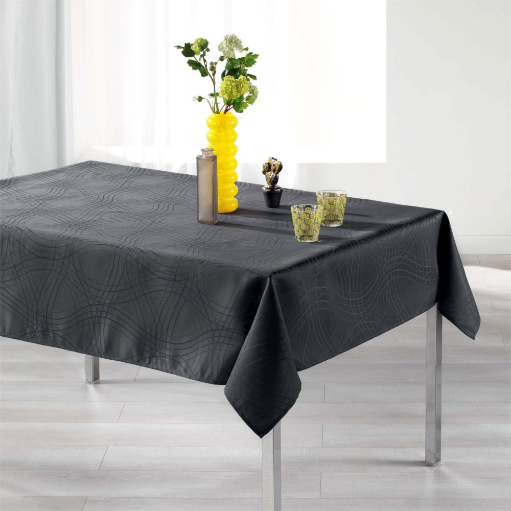 Ondelina Jacquard Antracit, damastduk med fläckskydd - 140 x 250 cm, miljö
