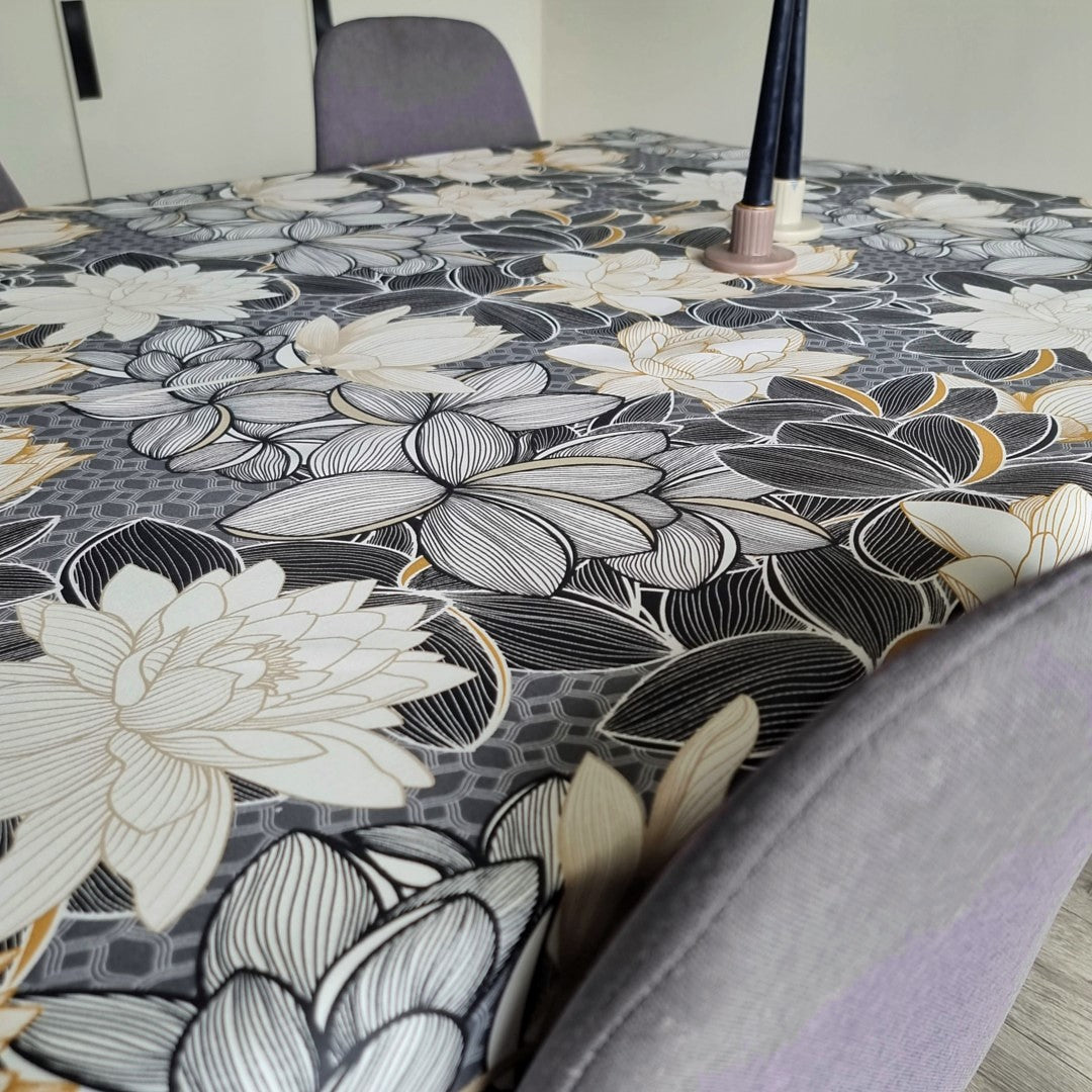 Lotus Svart - Textilvaxduk med vackra blad - 135 cm bred