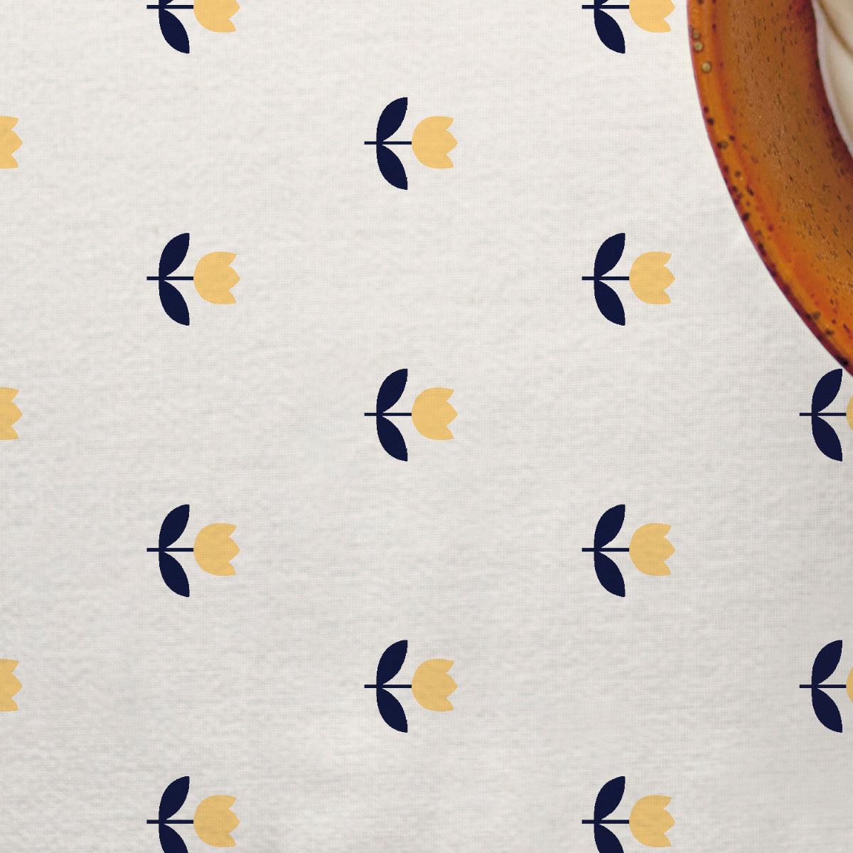 Närbild av Tulip Royal Yellow - Sødahl textilduk med tulpanmotiv i gult och svart