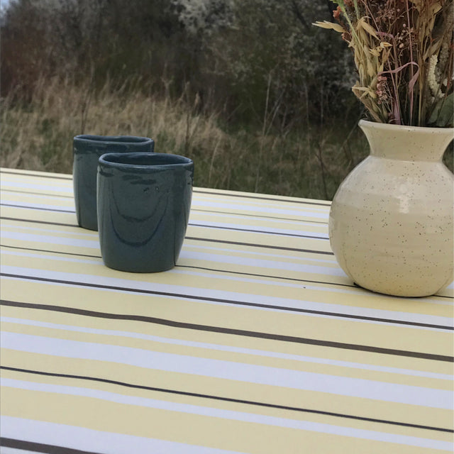 Heno Stripe – Randig Gul – textilvaxduk med glidskydd