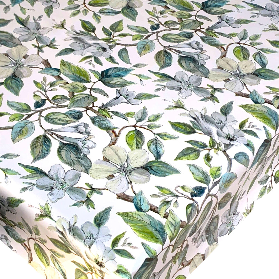 Apple Blossom Blue – Vaxduk med klassiskt blommotiv, 160 cm – hörn