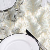 Betty Golden Palm – Elegant vaxduk med gyllene palmblad, närbild