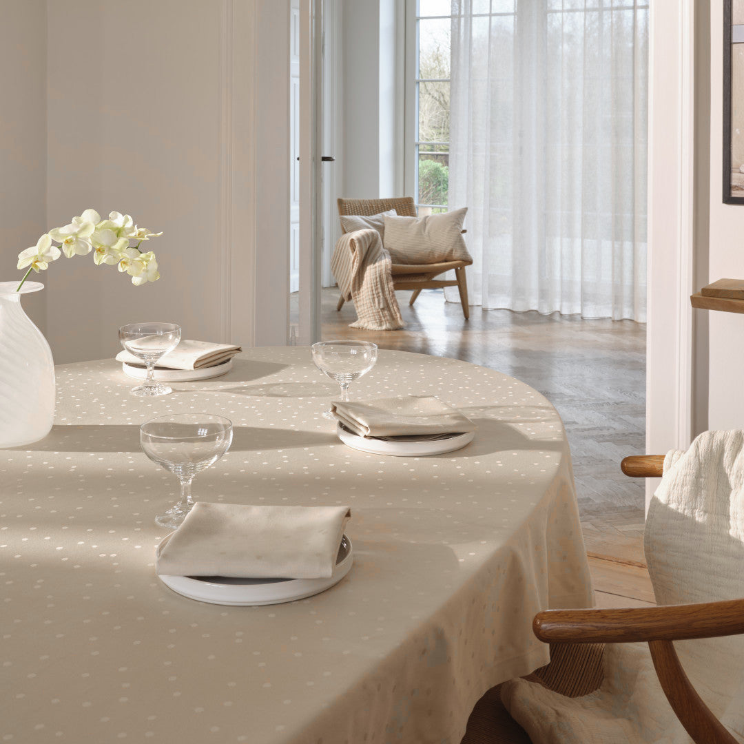 Compliments Damastduk Confetti, Moon – 150 x 350 cm, miljö 1