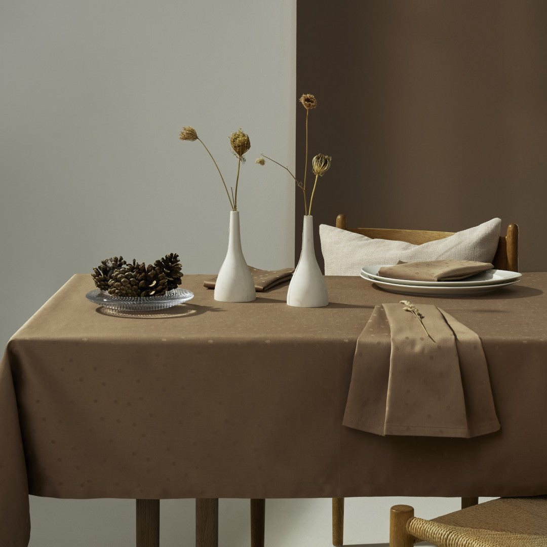 Compliments Damastduk Confetti, Walnut – 150 x 250 cm, miljö