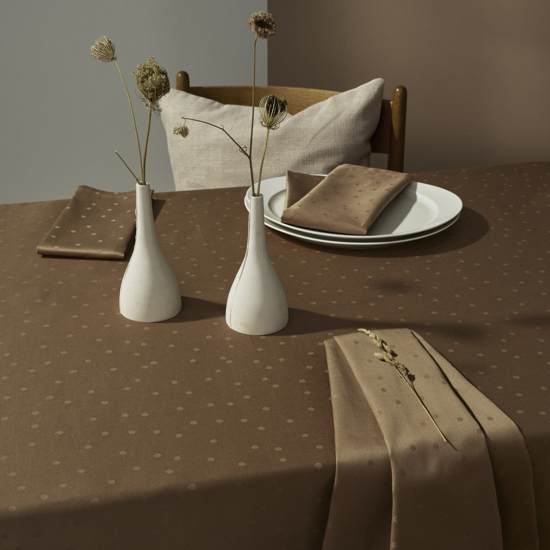 Compliments Damastduk Confetti, Walnut – 150 x 350 cm, närbild
