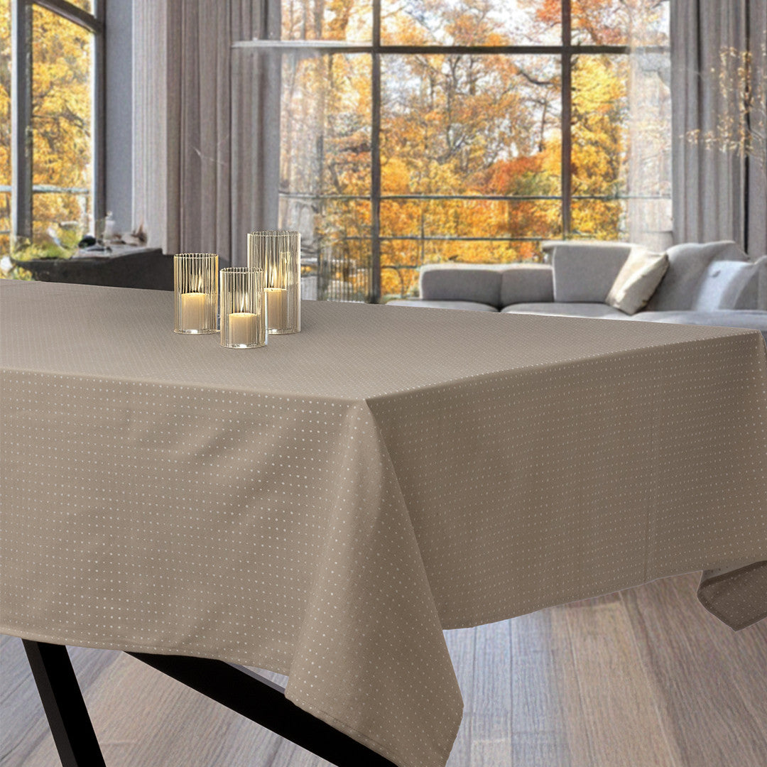 Dotea Beige – Damastduk med prickar, 160 x 370 cm, miljö