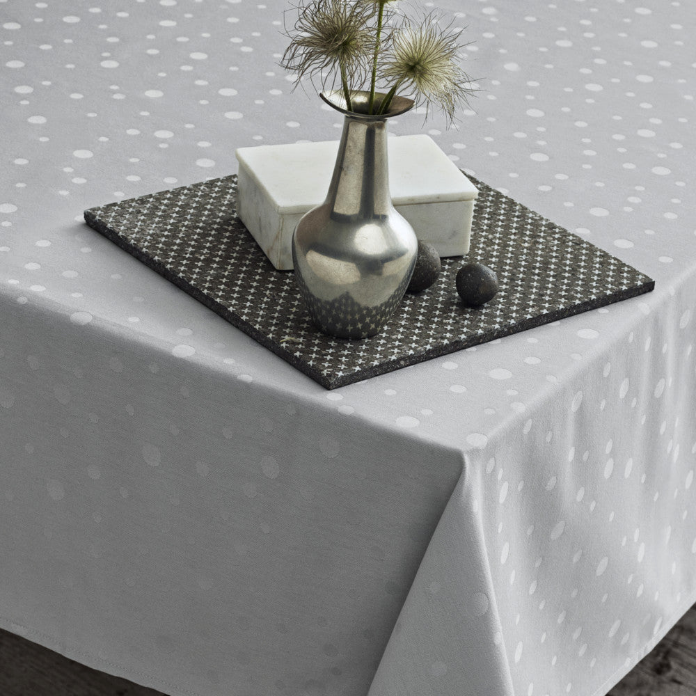 Juna Dot Light Grey Damastduk med Prickar - 140 x 180 cm