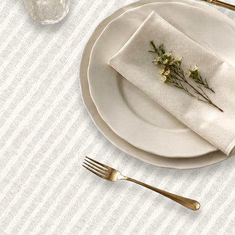 Lam Blanco – Jacquardvävd textilvaxduk i offwhite 180 cm bred, närbild