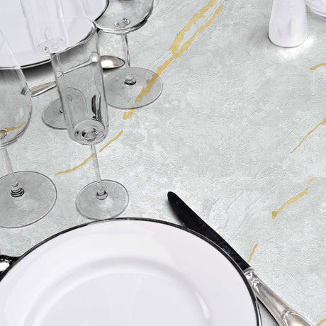 Lustral Metallic – Elegant vaxduk med marmorstruktur och guldådror, närbild