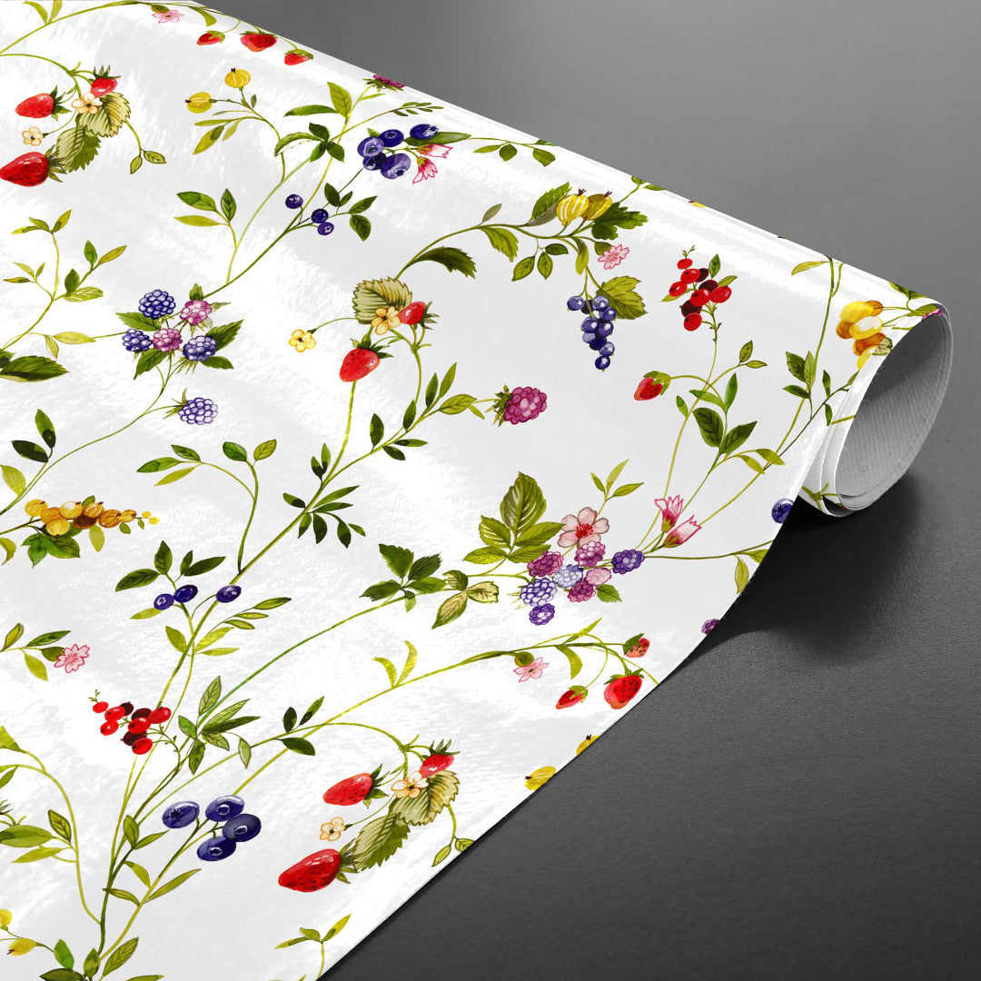 Lydia Sommarbär - Vaxduk med vilda bär och blommor i glada färger, ihoprullad