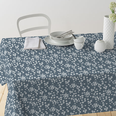Milflores Dusty Blue - Textilvaxduk med små blommor, bord