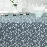 Milflores Dusty Blue - Textilvaxduk med små blommor, mönster
