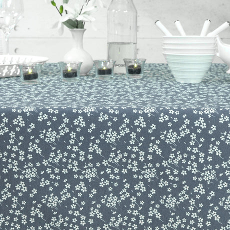 Milflores Dusty Blue - Textilvaxduk med små blommor, mönster