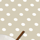Top Dots Beige – Ljusbeige vaxduk med vita prickar, närbild