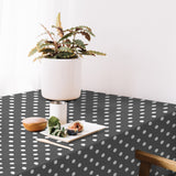 Top Dots Grey – Mörkgrå vaxduk med vita prickar, miljöbild