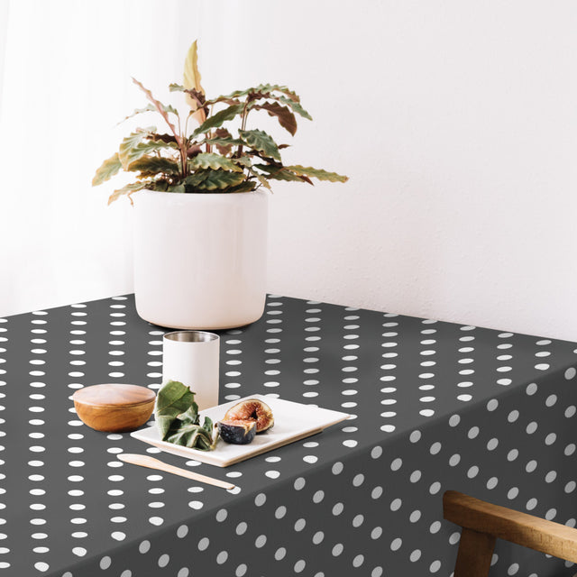 Top Dots Grey – Mörkgrå vaxduk med vita prickar, miljöbild