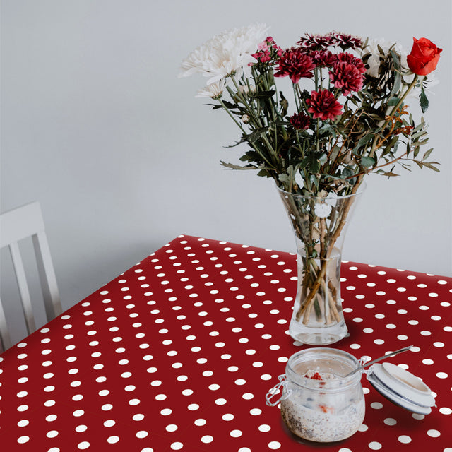 Top Dots Red – Mörkröd vaxduk med vita prickar, miljöbild