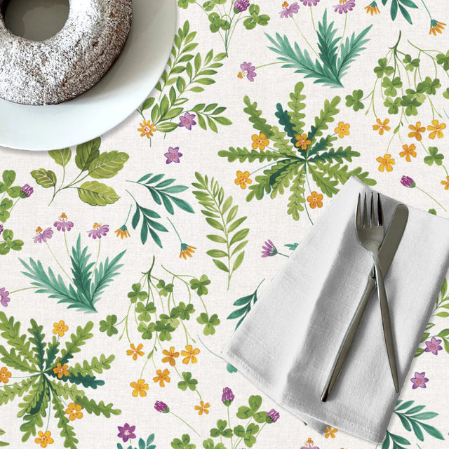 Vild Kløver – Vaxduk med blommor och örter, 160 cm bred – dukning