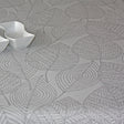 Amberes Jacquard, grå blad.  Jacquardvävd textilvaxduk med grå streckade blad på naturfärgad bakgrund