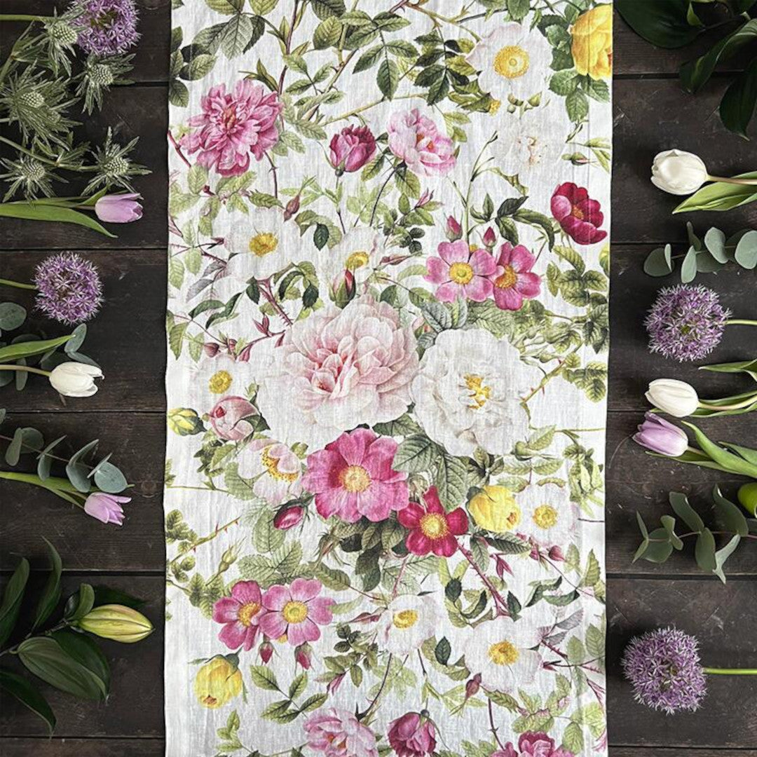 Bordslöpare i linne Rose Flower Garden – Jim Lyngvild, miljöbild 2