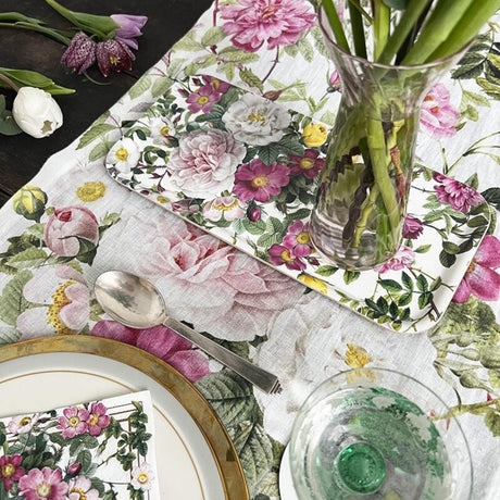 Bordslöpare i linne Rose Flower Garden – Jim Lyngvild, miljöbild