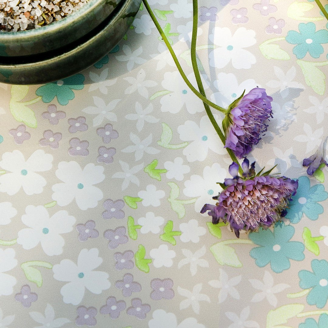 På bordet Butterfly Buffet China - Lola vaxduk med blommor i pastellfärger