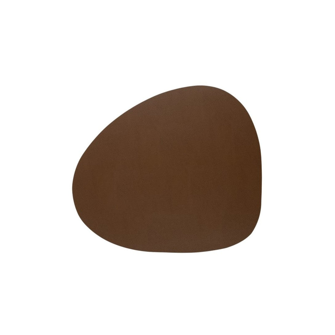 Bordstablett i återvunnet läder – Pebble Cognac 46 × 40 cm, modell