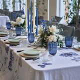 Linneduk Blue Flower Garden 145 x 350 cm – Jim Lyngvild, miljöbild