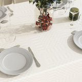 Estratela - Klassisk textilduk i offwhite med elegant rutmönster och glidskydd på dukat bord