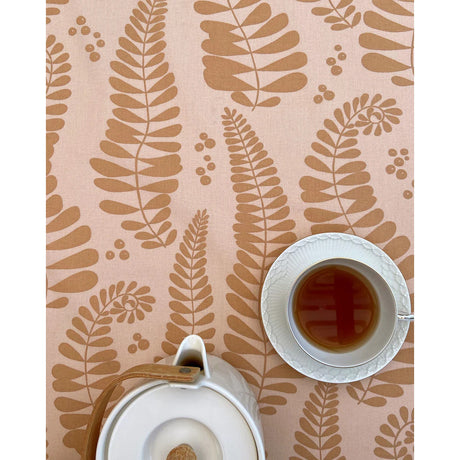 Fern Sweet Almond - Notes by Susanne Schjerning - textilvaxduk med glidskydd