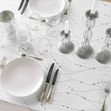 Närbild av dukning på Firmament Metallic vit duk med silver vågmönster