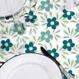 På dukat bord Flory Blue - Elegant vaxduk med fina blå blommor
