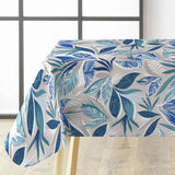 Miljöbild av Funky Blue Jungle - Vaxduk med blad i blå nyanser på en grå bakgrund
